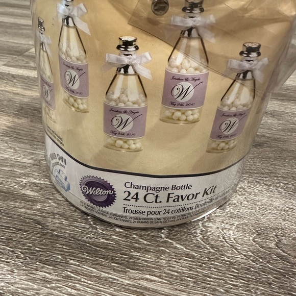 Wilton Champagne Bottle Favor Kit - Cream and Silver - Picture 1 of 3